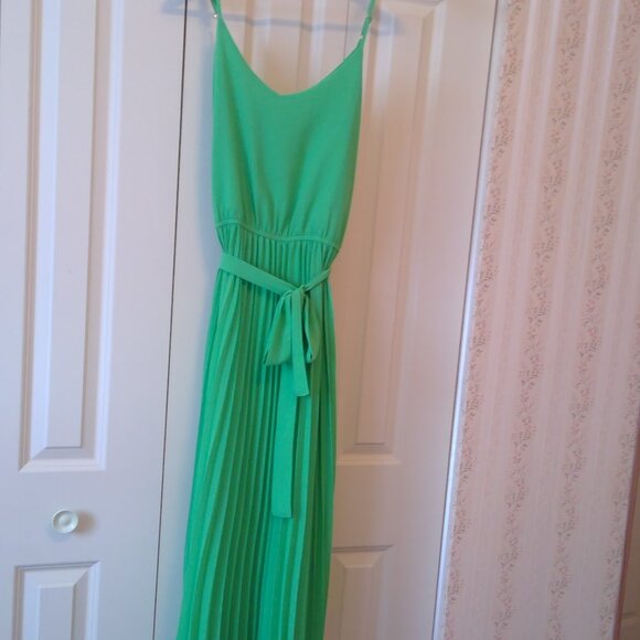 Suzy Shier Bright Green Maxi Dress - NWT - M - Picture 1 of 8